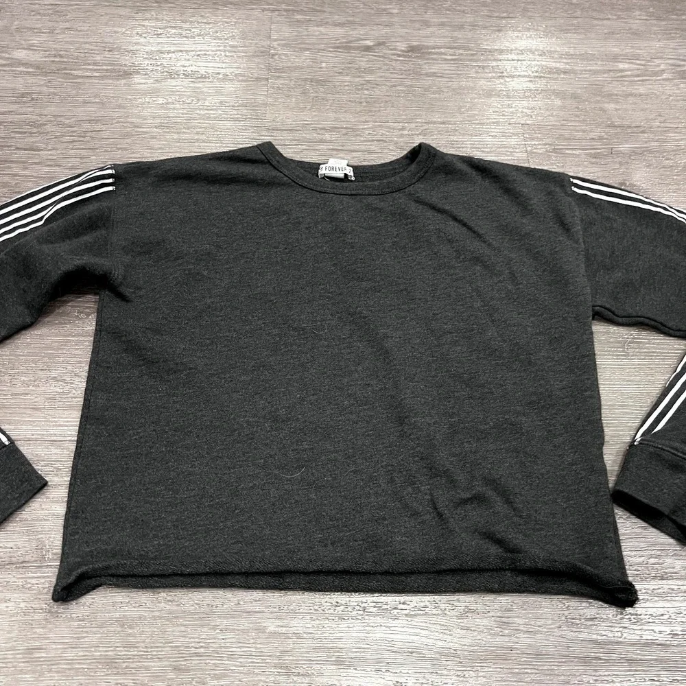 Forever 21‎ Shirt Women's Small Gray Long Sleeve Cropped Casual  Pullover - Picture 3 of 12